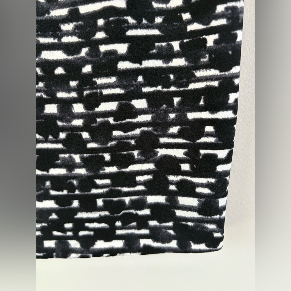 New! Vince Camuto Patterned Skirt - image 3